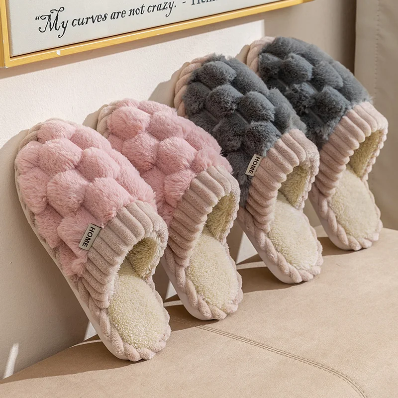 Mule Slip On - おしゃれなカップル向け、冬用のつま先を覆う暖かいチェック柄の綿スリッパ。厚くて柔らかいソールで、男女兼用、室内用、滑り止め加工。